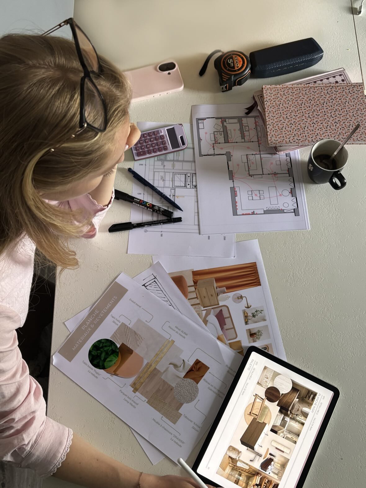 Lisa au travail sur ses planches d'ambiance et ses plans
